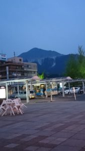 西武秩父駅前と武甲山
