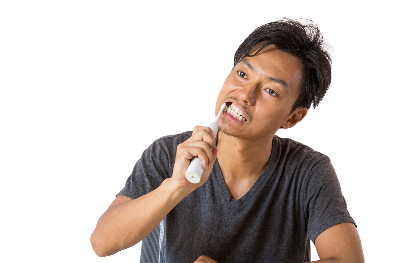 電動歯ブラシで歯を磨く男性